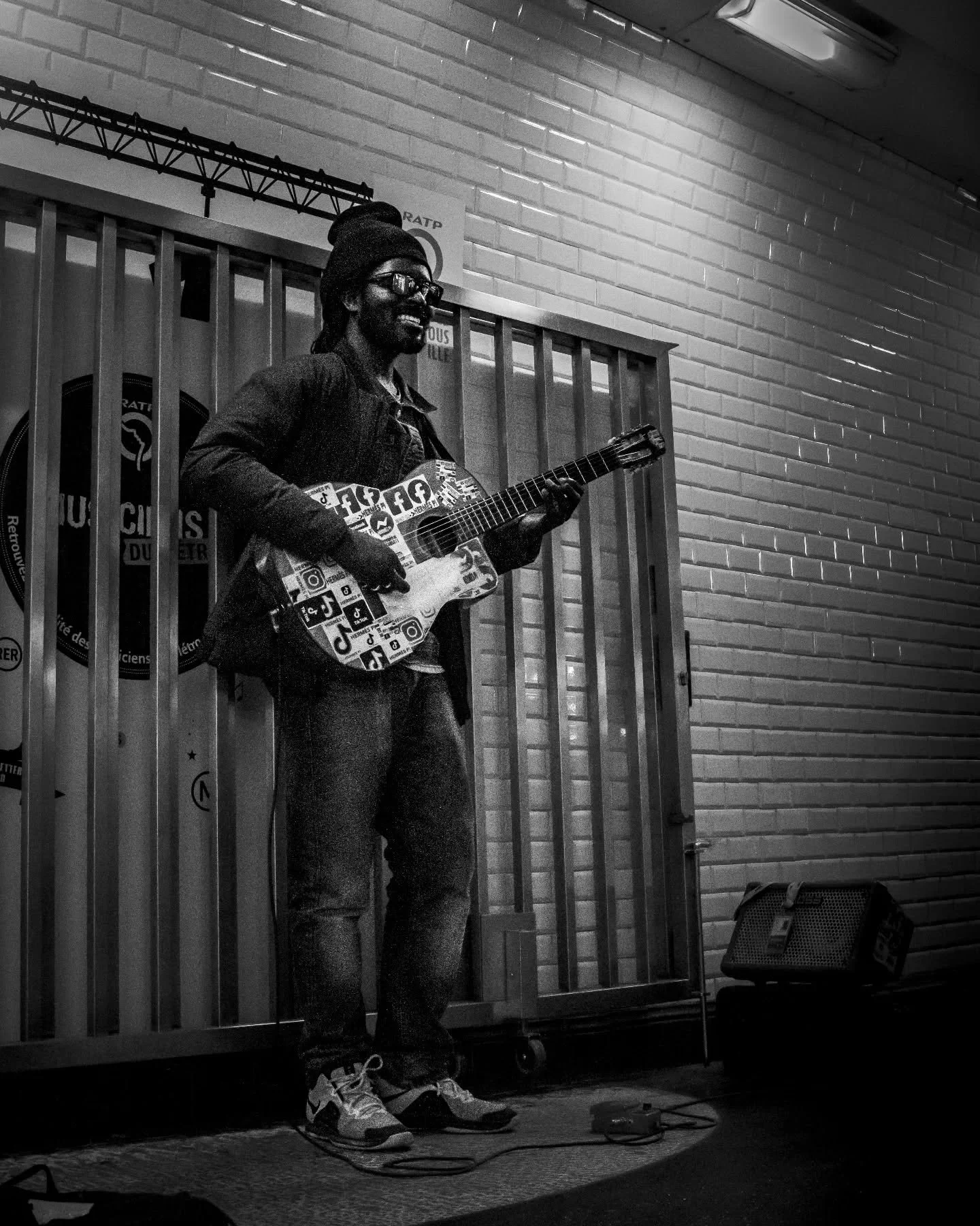 &quot;𝚄𝚗𝚍𝚎𝚛𝚐𝚛𝚘𝚞𝚗𝚍 𝙼𝚎𝚕𝚘𝚍𝚒𝚎𝚜&quot;

𝙹𝚞𝚜𝚝 𝚊𝚗𝚘𝚝𝚑𝚎𝚛 𝚖𝚎𝚝𝚛𝚘 𝚜𝚝𝚘𝚙&hellip; 𝚞𝚗𝚝𝚒𝚕 𝚑𝚒𝚜 𝚐𝚞𝚒𝚝𝚊𝚛 𝚖𝚊𝚍𝚎 𝚖𝚢 𝚌𝚑𝚒𝚕𝚍𝚛𝚎𝚗 𝚍𝚊𝚗𝚌𝚎

@hermes_pi_ 🎸

#spfyourshot #streetphotographyfrance #streetblackandwh