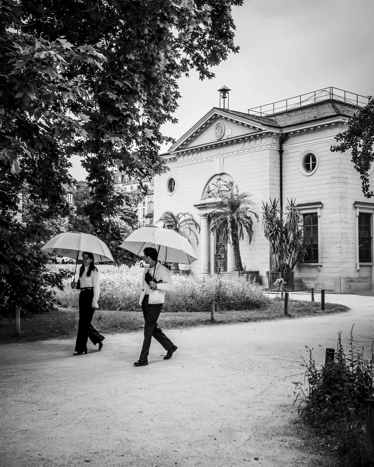 &quot;𝙴𝚕𝚎𝚐𝚊𝚗𝚌𝚎&quot;

𝚈𝚘𝚞 𝚍𝚘𝚗&rsquo;𝚝 𝚍𝚛𝚎𝚜𝚜 𝚏𝚘𝚛 𝚝𝚑𝚎 𝚠𝚎𝚊𝚝𝚑𝚎𝚛.
𝚈𝚘𝚞 𝚍𝚛𝚎𝚜𝚜 𝚏𝚘𝚛 𝚝𝚑𝚎 𝚖𝚘𝚖𝚎𝚗𝚝.

#spfyourshot #BlackAndWhitePhotography #bnwstreet #streetphotographyfrance #streetphotographyinternational #s