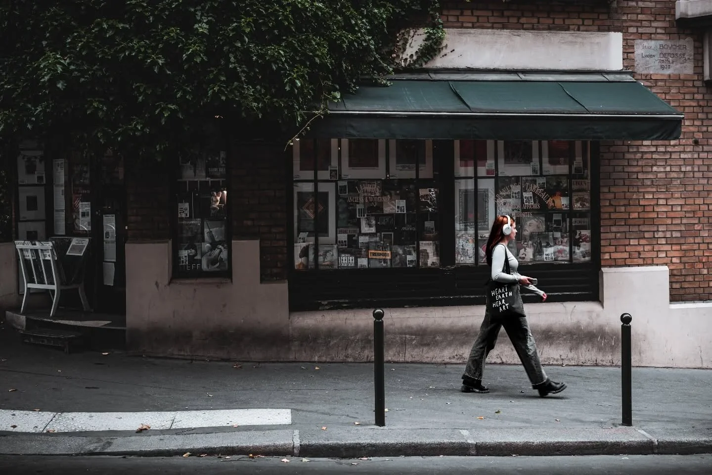 𝙷𝙴𝙰𝚁𝚃. 𝙴𝙰𝚁𝚃𝙷. 𝙷𝙴𝙰𝚁. 𝙰𝚁𝚃.

𝙷𝚎𝚊𝚍𝚙𝚑𝚘𝚗𝚎𝚜 /𝚘𝚗.  𝚆𝚘𝚛𝚕𝚍 /𝚘𝚏𝚏.

#spfyourshot #streetphotographyfrance
#streetphotocolor
#theglobalphotographycommunity #streetmacadam #parismoments #parisstreetphotography #retrophotography