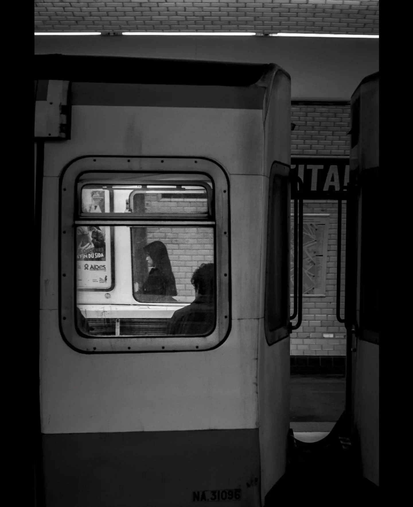 &quot;𝚄𝚗𝚜𝚙𝚘𝚔𝚎𝚗 𝙶𝚘𝚘𝚍𝚋𝚢𝚎𝚜&quot;

𝙾𝚗𝚎 𝚕𝚎𝚊𝚟𝚎𝚜.
𝙾𝚗𝚎 𝚛𝚎𝚖𝚊𝚒𝚗𝚜.
𝙱𝚞𝚝 𝚠𝚑𝚒𝚌𝚑 𝚘𝚗𝚎 𝚝𝚛𝚞𝚕𝚢 𝚍𝚒𝚜𝚊𝚙𝚙𝚎𝚊𝚛𝚜?

@streetphotographyfrance.fr @theglobalphotographycommunity @street_macadam #spfyourshot #blacknwhite