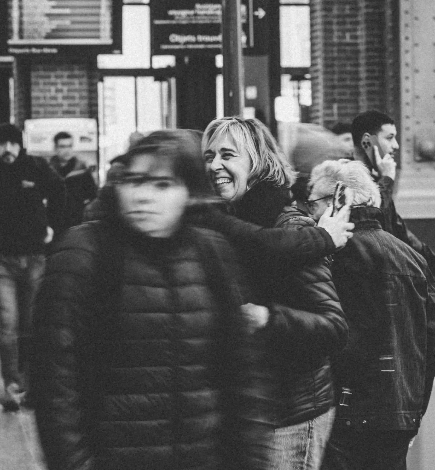 𝚂𝚝𝚊𝚝𝚒𝚘𝚗

Un passage par la gare Lille Flandres lors de ma derni&egrave;re session de streetphotography
. Un terrain de jeu , 
ici on attend, 
on se retrouve, 
on se quitte , 
on trace...

#streetblackandwhite
#upttpu2025
#photographelille