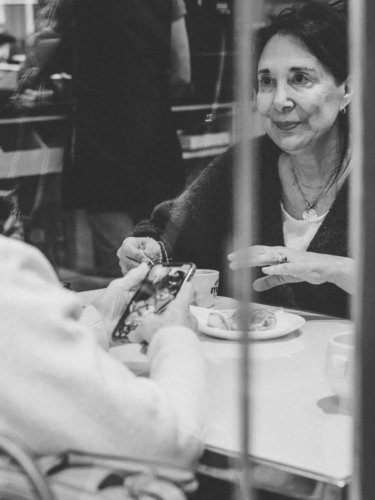 𝙴𝚢𝚎 𝚌𝚘𝚗𝚝𝚊𝚌𝚝 

On peut dire beaucoup avec juste un regard

You can say a lot with just a look

#upttpu2025 #streetphotographyfrance #photoderue #hellolille