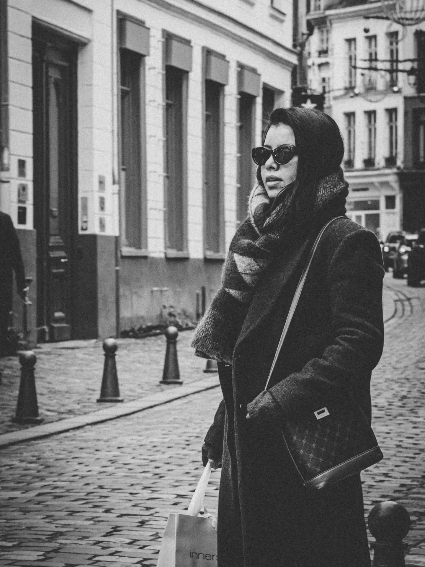 𝚂𝚑𝚎 𝙺𝚗𝚘𝚠𝚜.

Dans cette &eacute;l&eacute;gance simple,
elle sait o&ugrave; elle va.

Elle ne m&rsquo;a pas vu.

Mais tout le monde l&rsquo;a remarqu&eacute;e.

Ce matin, elle a mis ses lunettes de soleil.

Pas pour le soleil , il n' est pas tr