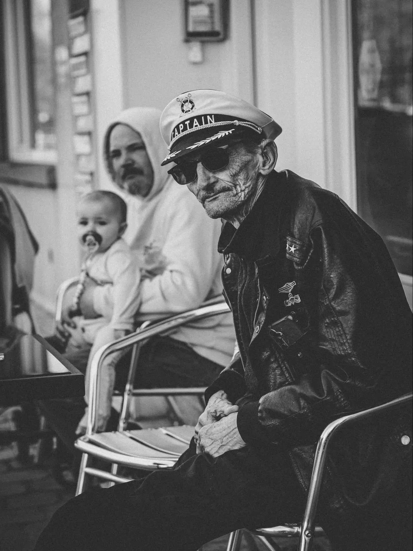 𝚂𝚝𝚒𝚕𝚕 𝚝𝚑𝚎 𝙲𝚊𝚙𝚝𝚊𝚒𝚗 

#streetphotography #streetblackandwhite #upttpu2025 #blackandwhitestreet #photoderue