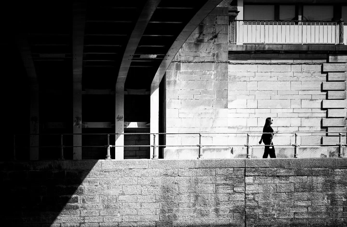 𝚆𝚑𝚎𝚛𝚎 𝚜𝚑𝚊𝚍𝚘𝚠𝚜 𝚎𝚗𝚍.

#upttpu2025 #streetphotographyfrance #BlackAndWhitePhotography #streetphotography #photoderue