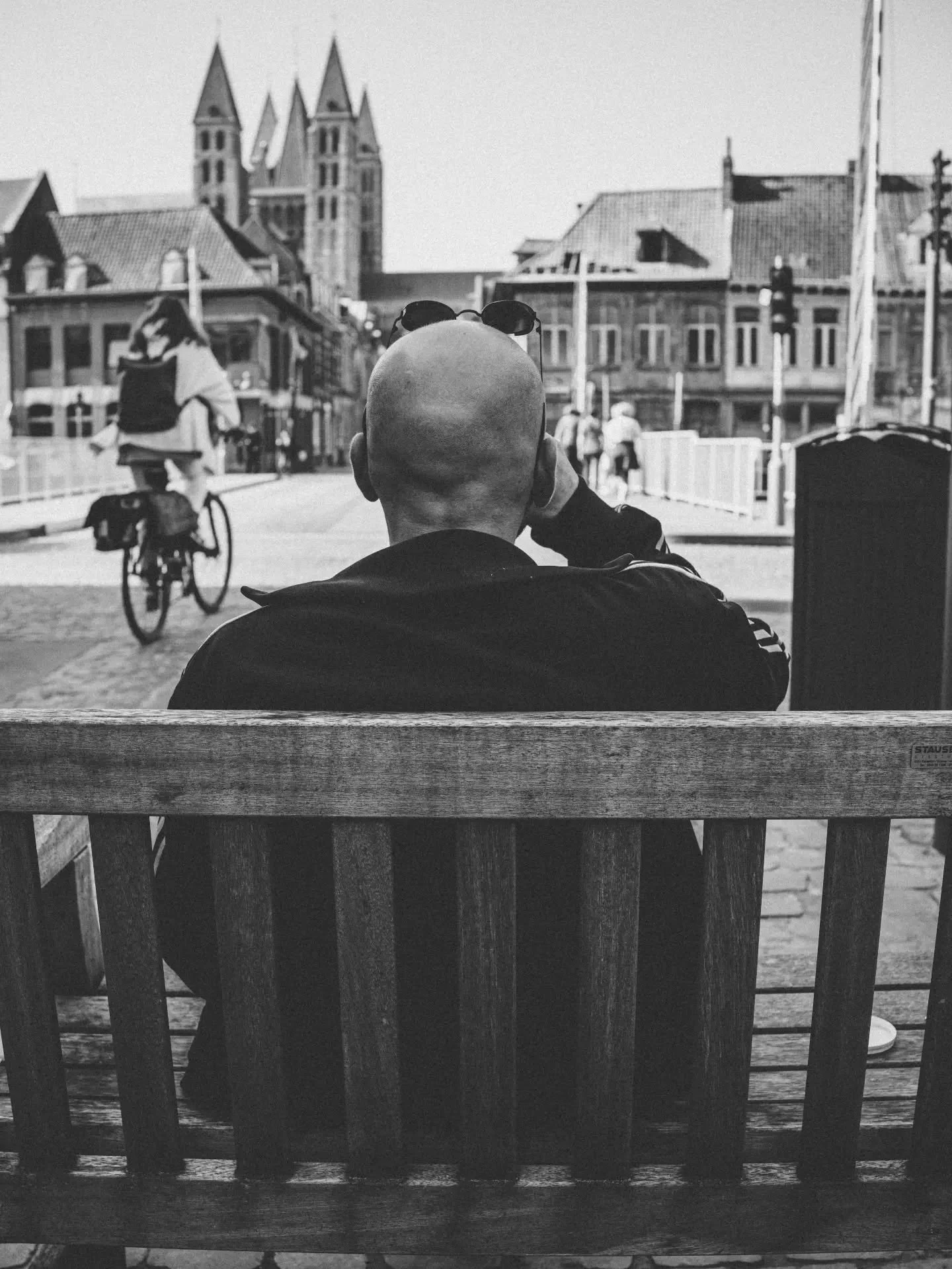 𝚃𝚑𝚎 𝚞𝚜𝚞𝚊𝚕 𝚜𝚙𝚘𝚝

#streetphotographyfrance #upttpu2025 #streetbelgium #blackandwhitestreet #BlackAndWhitePhotography