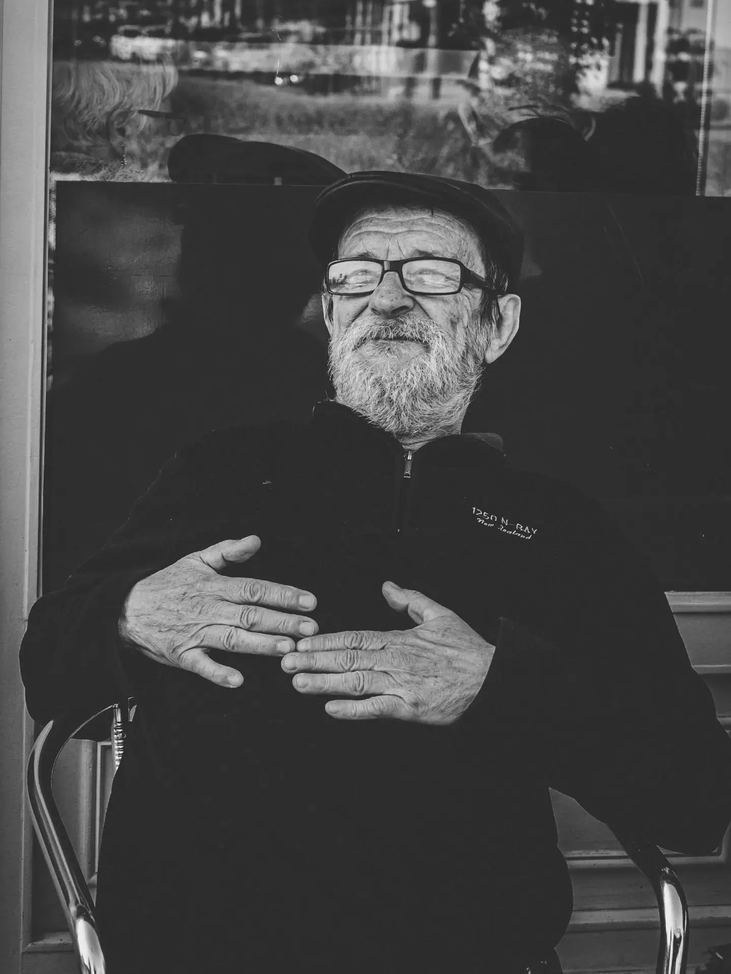 𝙿𝚕𝚎𝚊𝚜𝚎 𝚜𝚝𝚊𝚗𝚍 𝚞𝚙

For the man who stole the show 🔥

#upttpu2025 #streetportrait #streetphotographyfrance #BlackAndWhitePhotography #photoderue