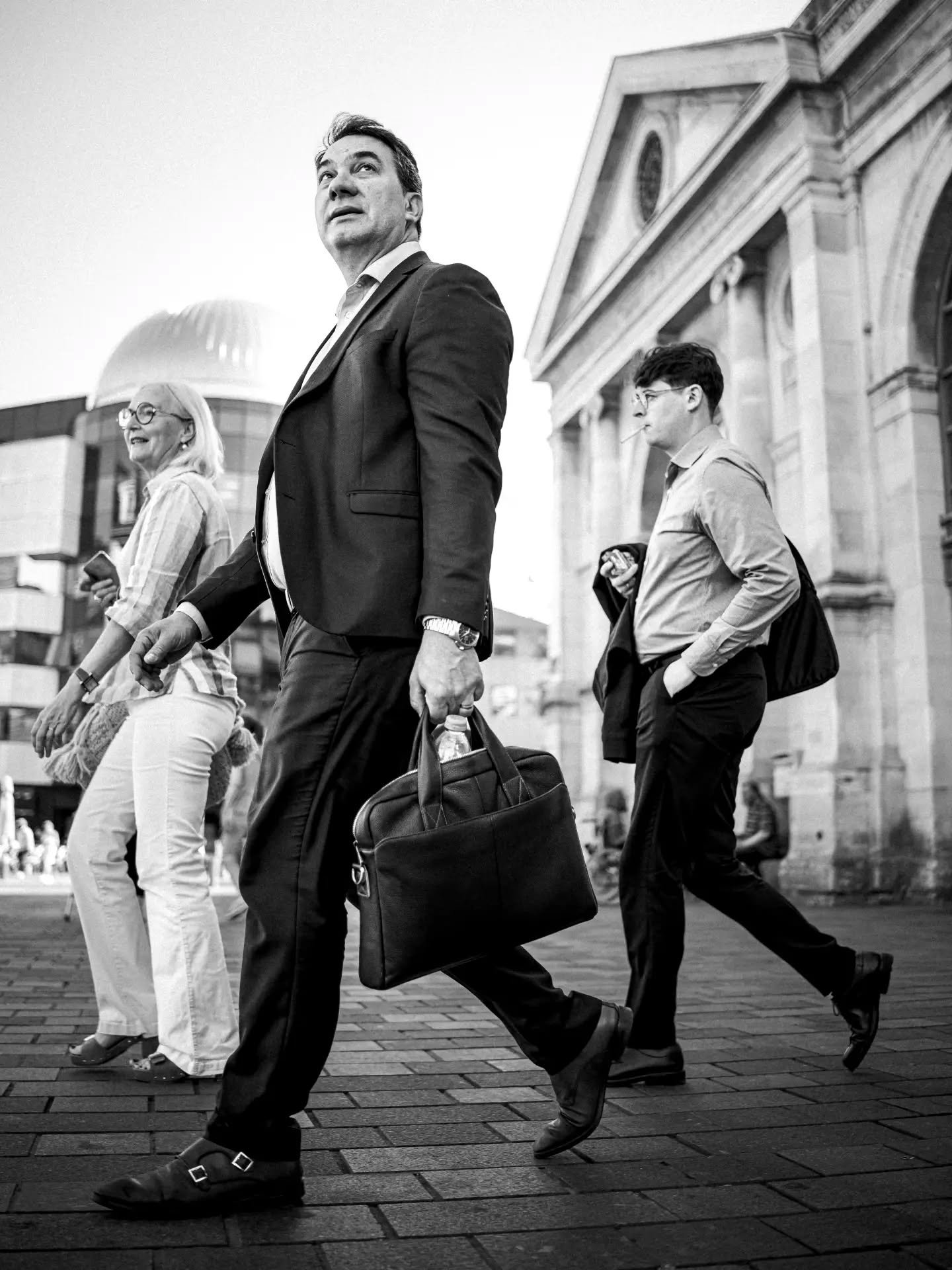 𝙾𝚗𝚠𝚊𝚛𝚍

#streetphotographyfrance #lille #photoderuelille #BlackAndWhitePhotography #upttpu2025