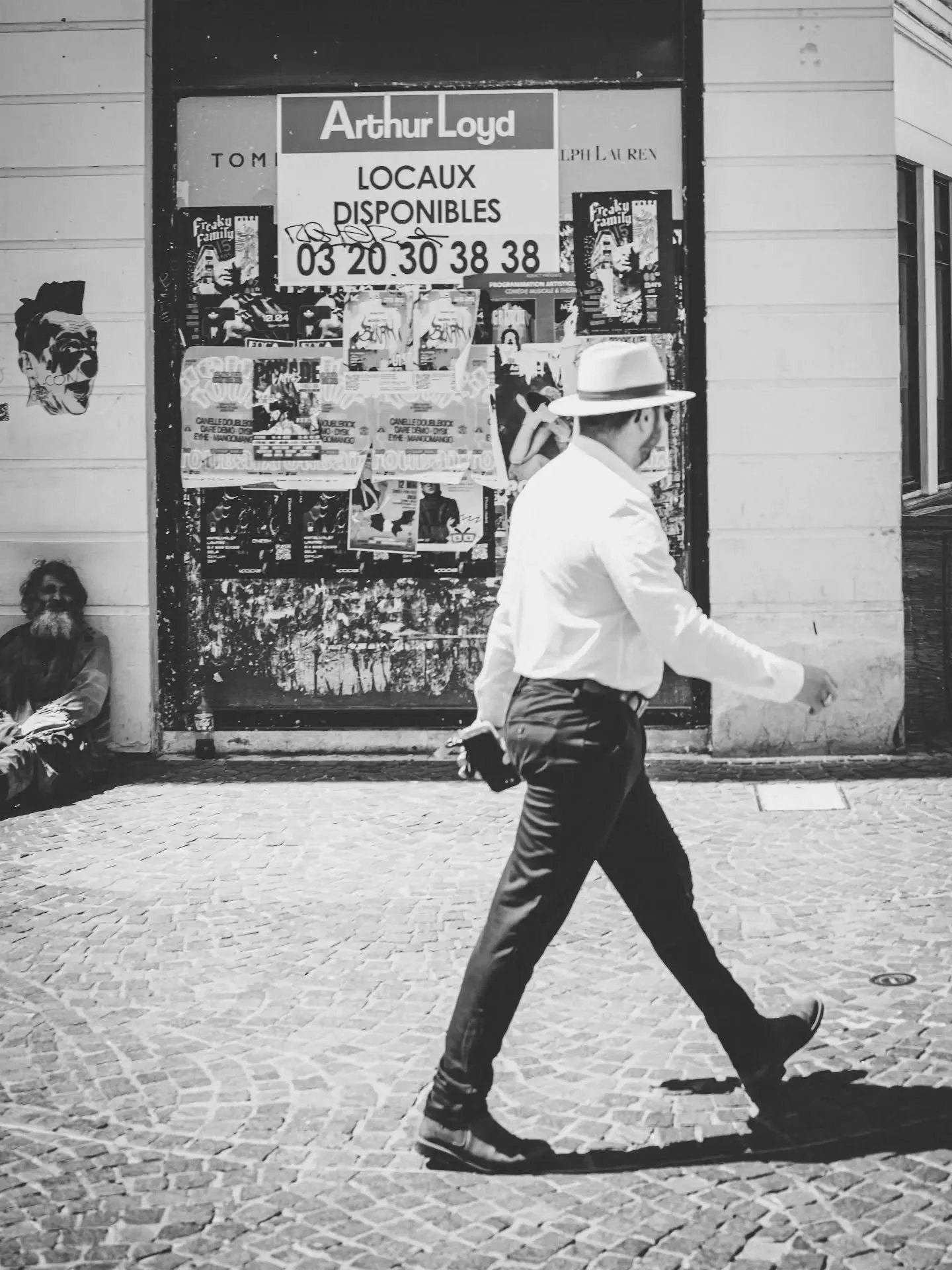𝙻𝙾𝙲𝙰𝚄𝚇 𝙳𝙸𝚂𝙿𝙾𝙽𝙸𝙱𝙻𝙴𝚂 
 
S&eacute;rie "Transparence"

#streetphotographyfrance #streetblackandwhite #upttpu2025 #streetphotography #transparence