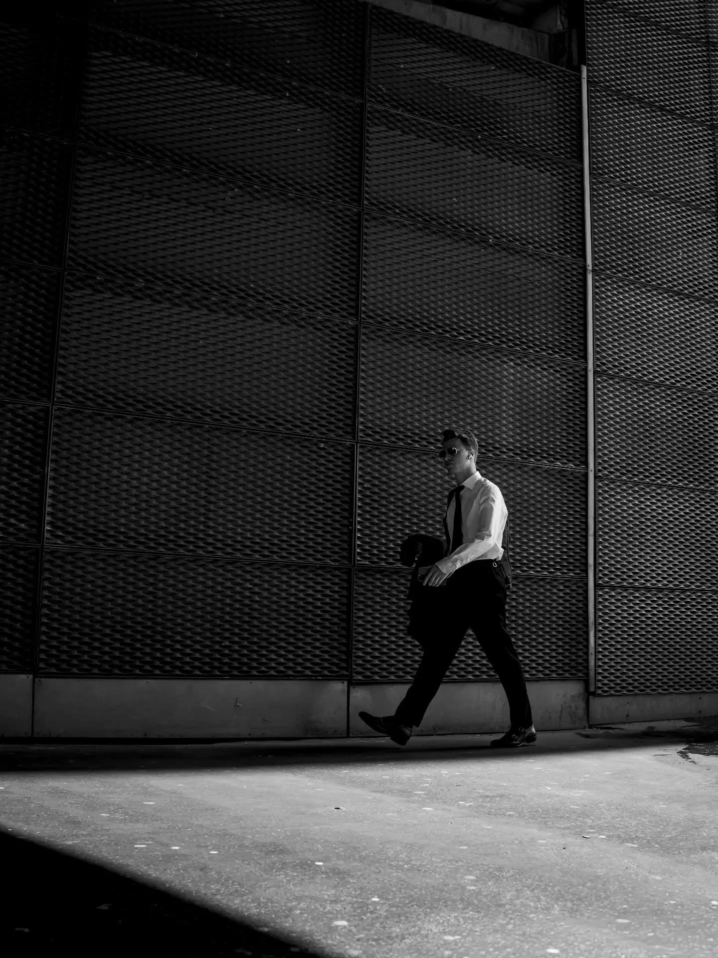𝚂𝚝𝚛𝚒𝚍𝚎

#streetphotographyfrance #spfyourshot #streetblackandwhite #urban #BlackAndWhitePhotography