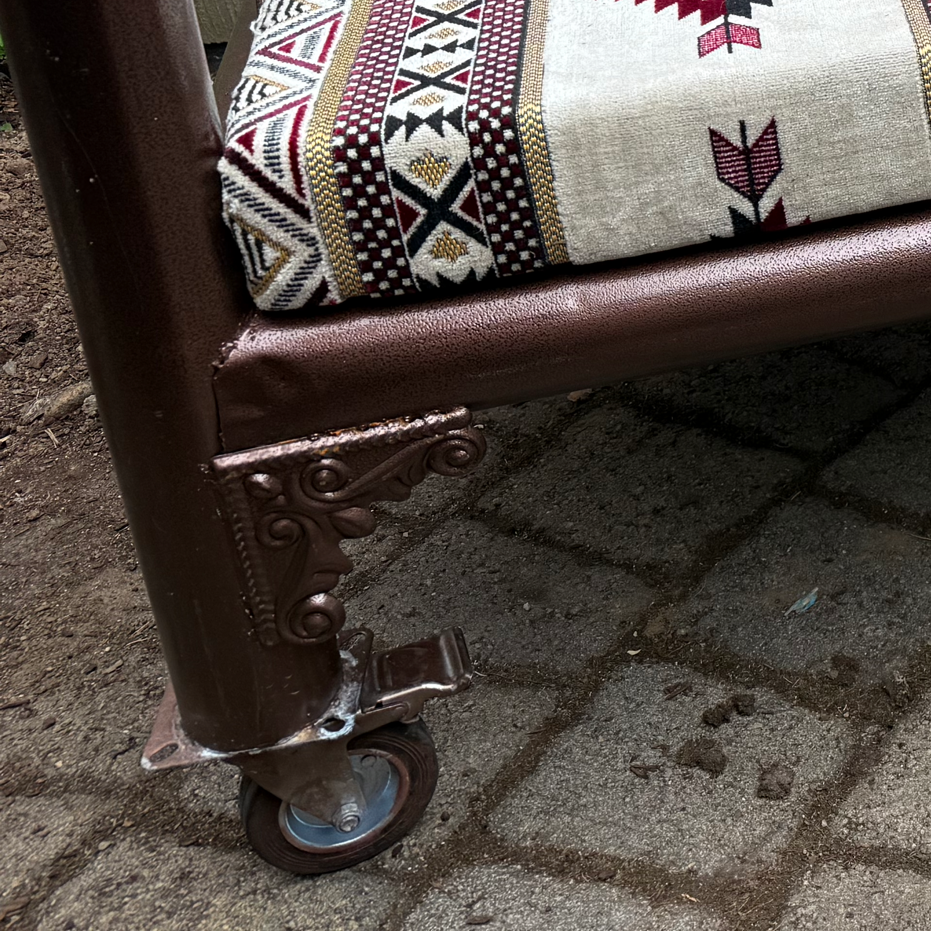 majlis-benches-detail-wheel.png