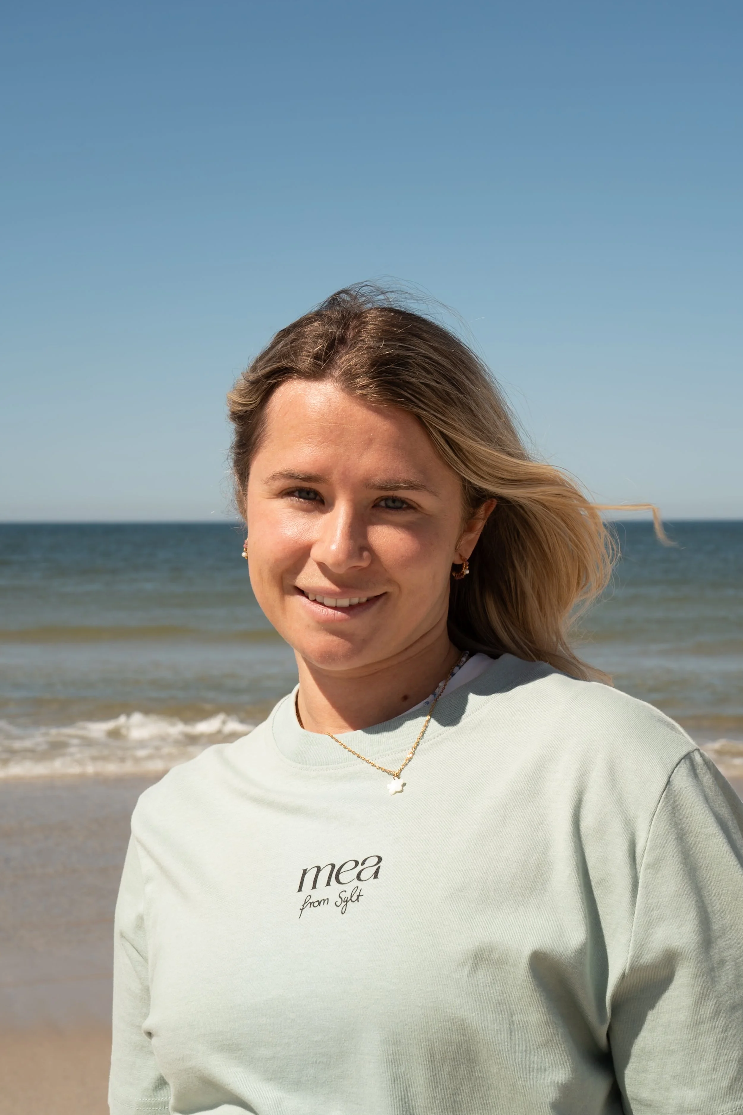 mea-surfer-girl-tee-baumwolle-aloe-front.JPG