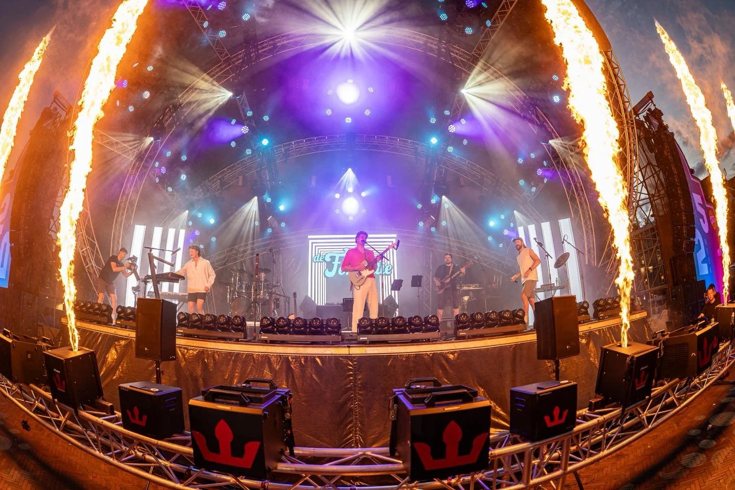 KEI-week, doe even nor-maal! In de schaduw van de Martinitoren en duizenden studenten die de longen uit hun lijf schreeuwen tijdens Het Gras Van Het Noorderplantsoen. Kun je ons even knijpen? Wat een ongekend feestje met jullie. Veel dank aan Ralf Po