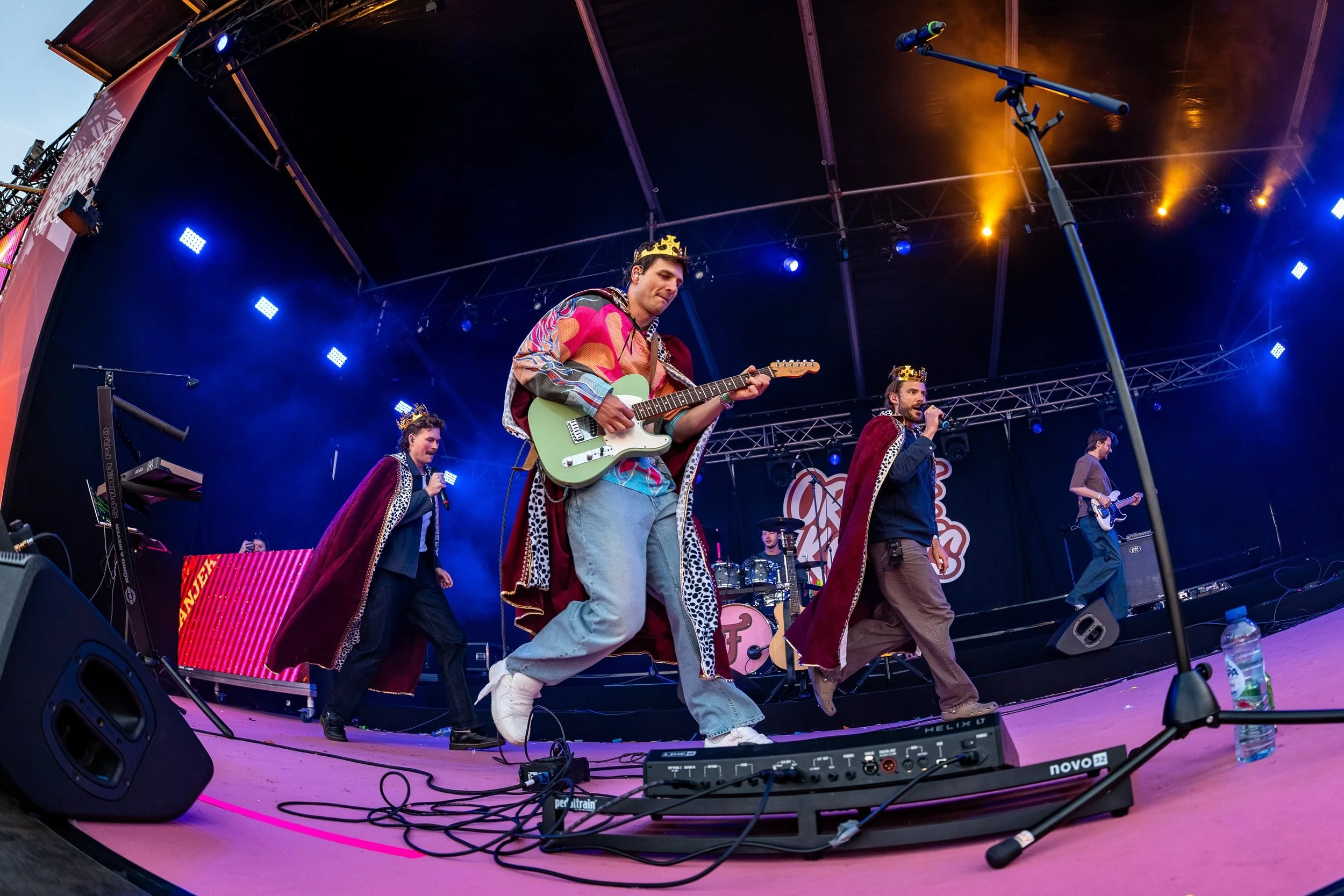 Wat doe je tijdens Hemelvaart? Terugdenken aan koningsnacht natuurlijk. What the hellie wat was dit dik. 🧡🧡 Wie is die knappe bassist op de laatste slide? 

📸 @kevinvlphotography 
📹 @weareyourcreatives 
🧡 @oranjekoortsfestival 
📕 @liveandbookin