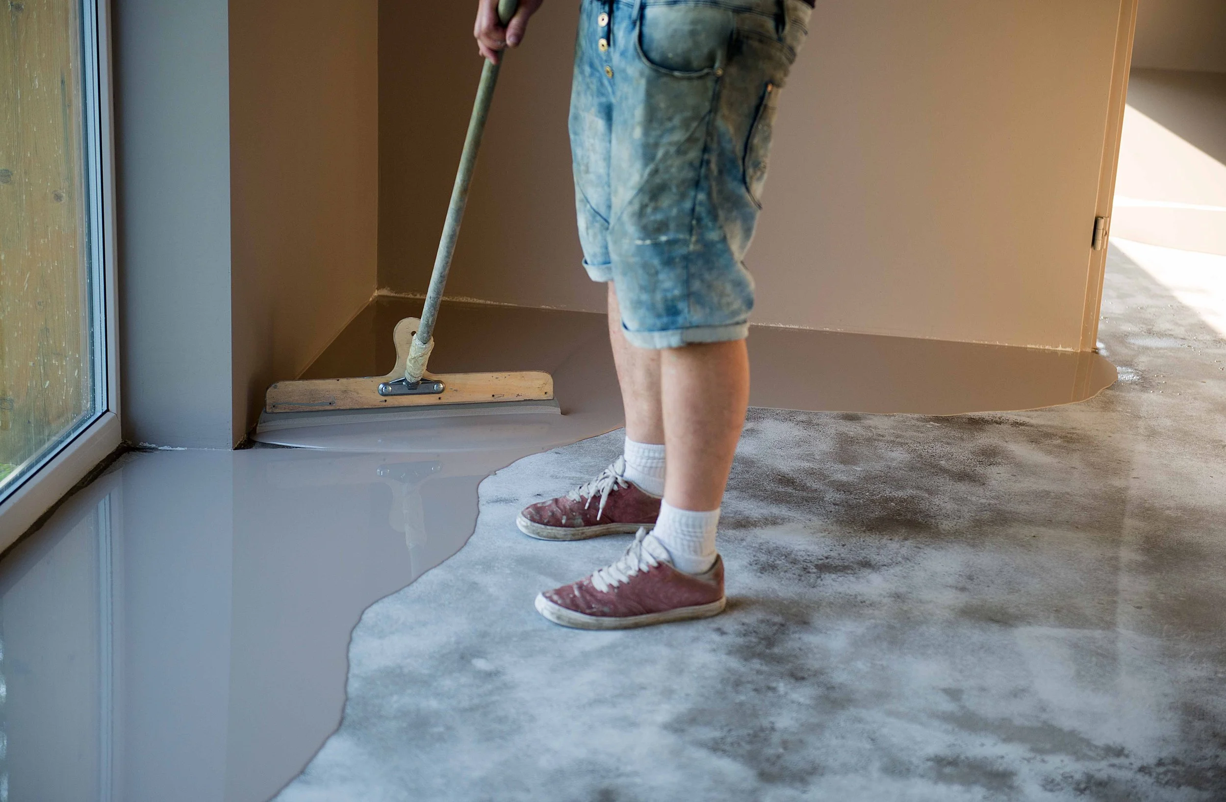 Epoxy floors for garages, businesses, stores, bathrooms, and more, installed by a licensed home improvement contractor with over 10 years of experience. Serving Greater Chattanooga, Cleveland, Ooltewah, and Collegedale, Tennessee.
