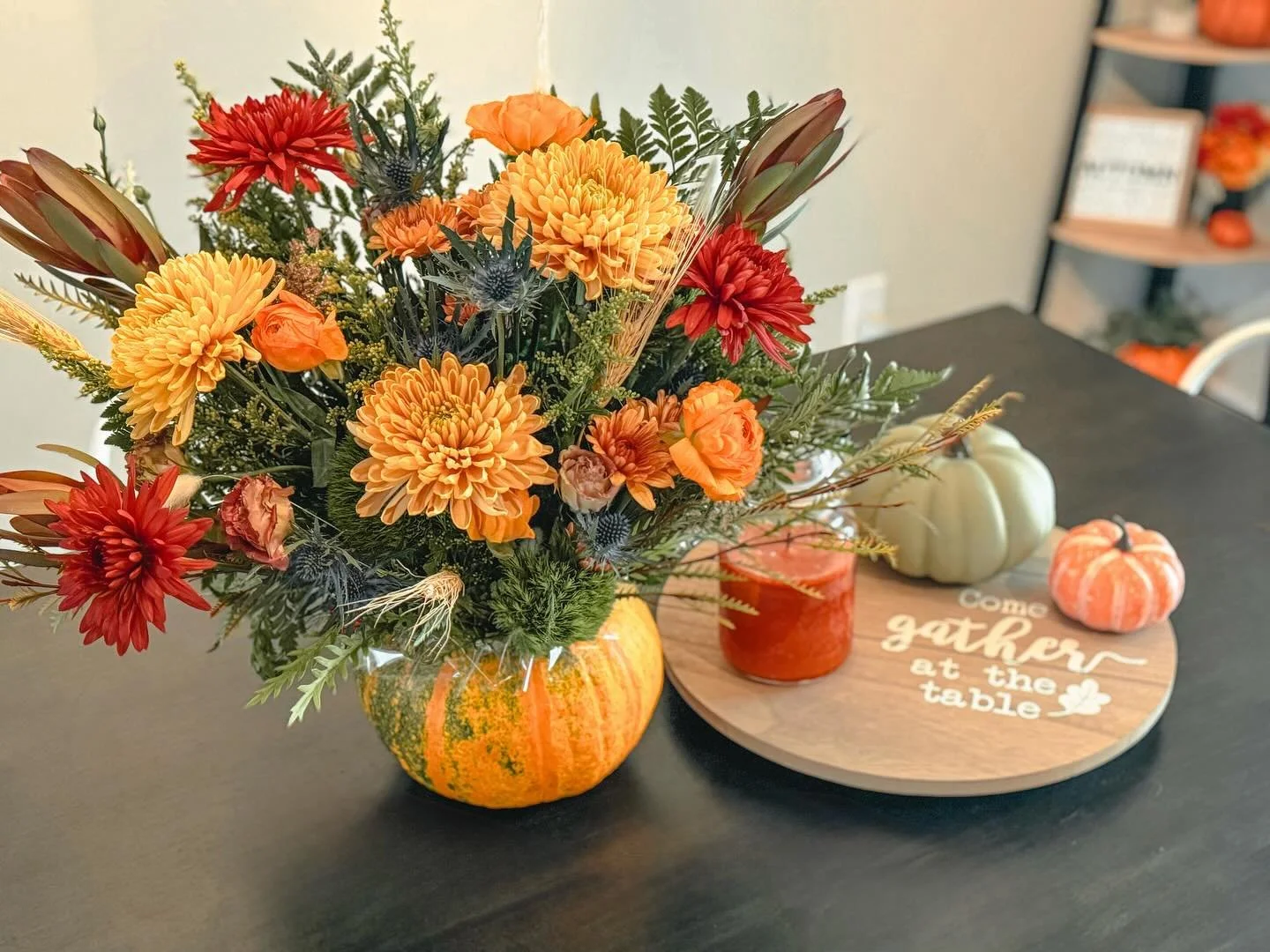 When pumpkins trade candles for petals… this is fall’s favorite makeover. 🎃💐
 #PumpkinArrangement #FallFlorals #SeasonalBlooms #FlowerMagic #CarvingPumpkins