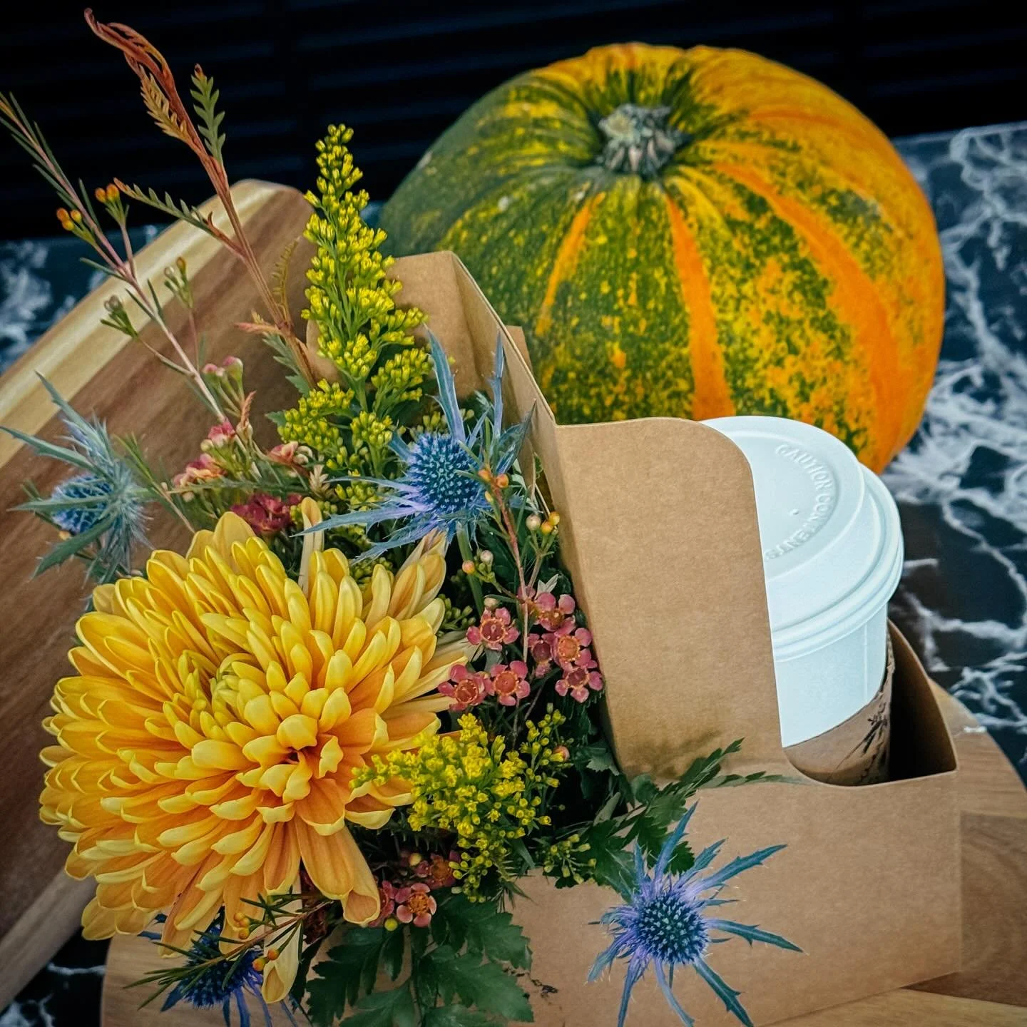 Caffeine and chrysanthemums — that’s my kind of cozy. #Chrysanthemum
#FallBlooms
#AutumnFlorals
#FlowerTherapy
#BloomsandBrews
