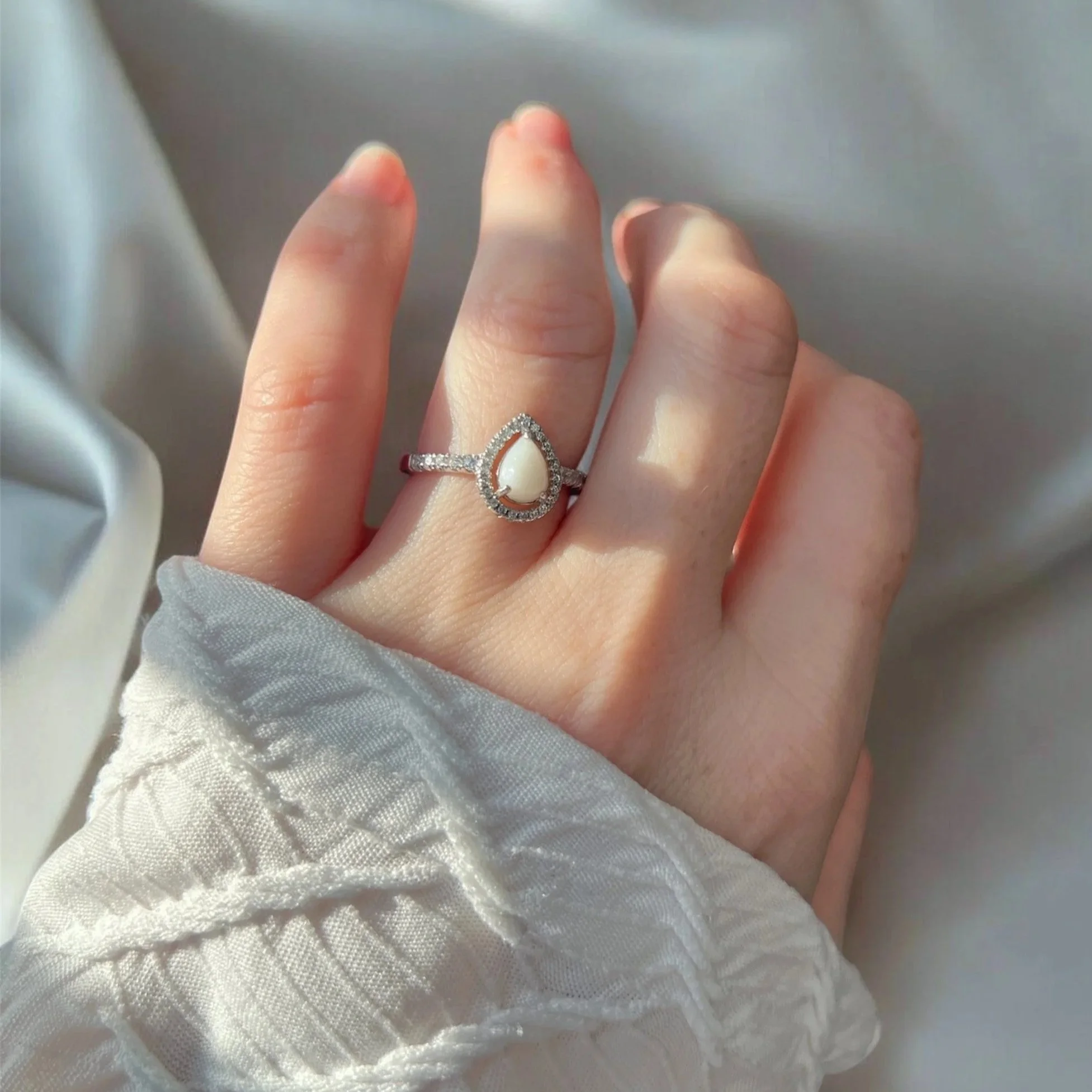 The Floating Aurelia Ring