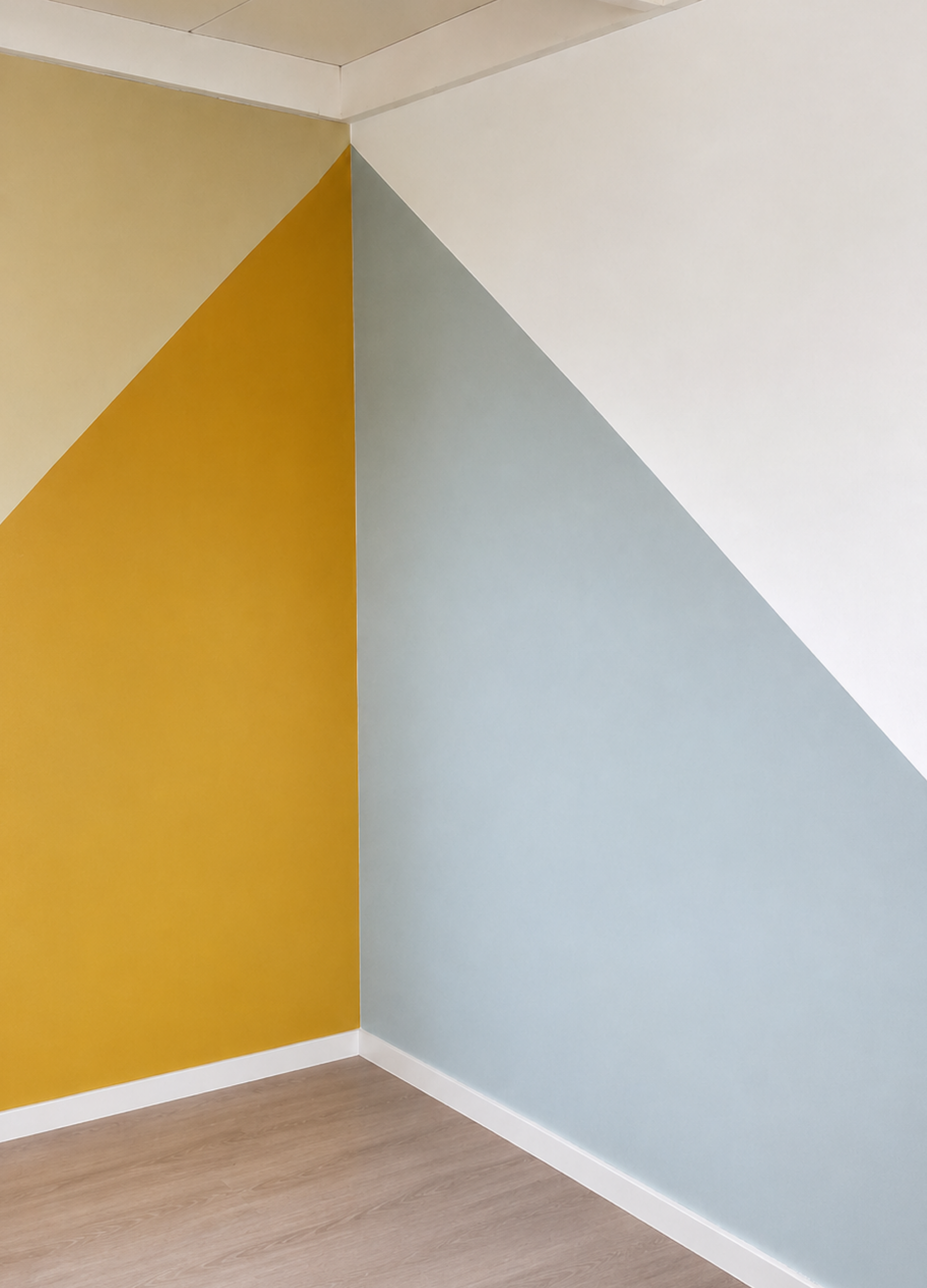 Grafisch kleurontwerp met okergeel, zachtblauw en neutrale tinten voor een stoere werkkamer in Heemskerk.