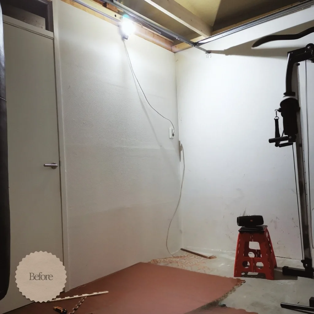 Voor-situatie van de garage met kale wanden en open leidingen – startpunt van een doordachte man-cave transformatie met interieuradvies en styling door En-Casa Interiors in Heemskerk.