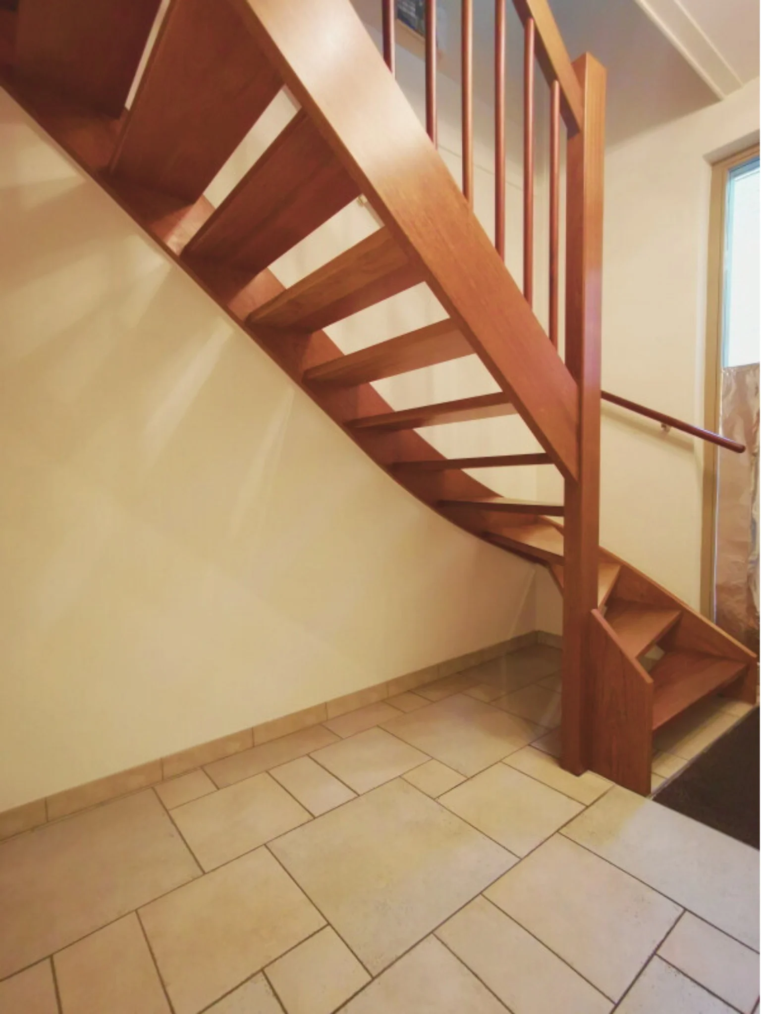 Entree met open ruimte onder de trap als basis voor een maatwerk trapkast, slim ontworpen voor extra opbergruimte in Heemskerk.