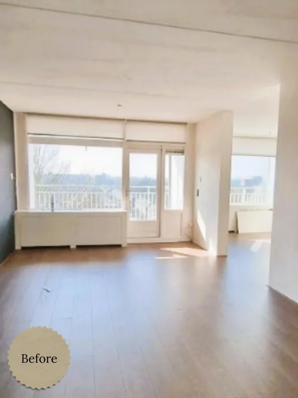 Voor situatie woonkamer: lichte open ruimte met grote raampartijen en balkon, neutrale basis en houten vloer – perfect vertrekpunt voor een warm, modern interieurplan.