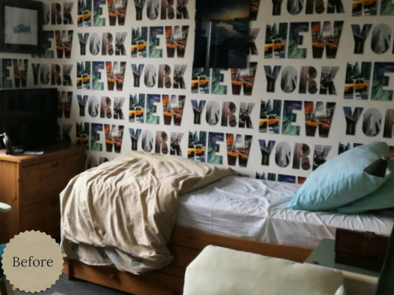 oor-situatie van de slaapkamer: een drukker geheel door het opvallende behang met tekstprint en de mix van verschillende meubels en materialen. Het bed staat aan de wand en de ruimte oogt wat voller en onrustiger, waardoor er minder eenheid en rust i