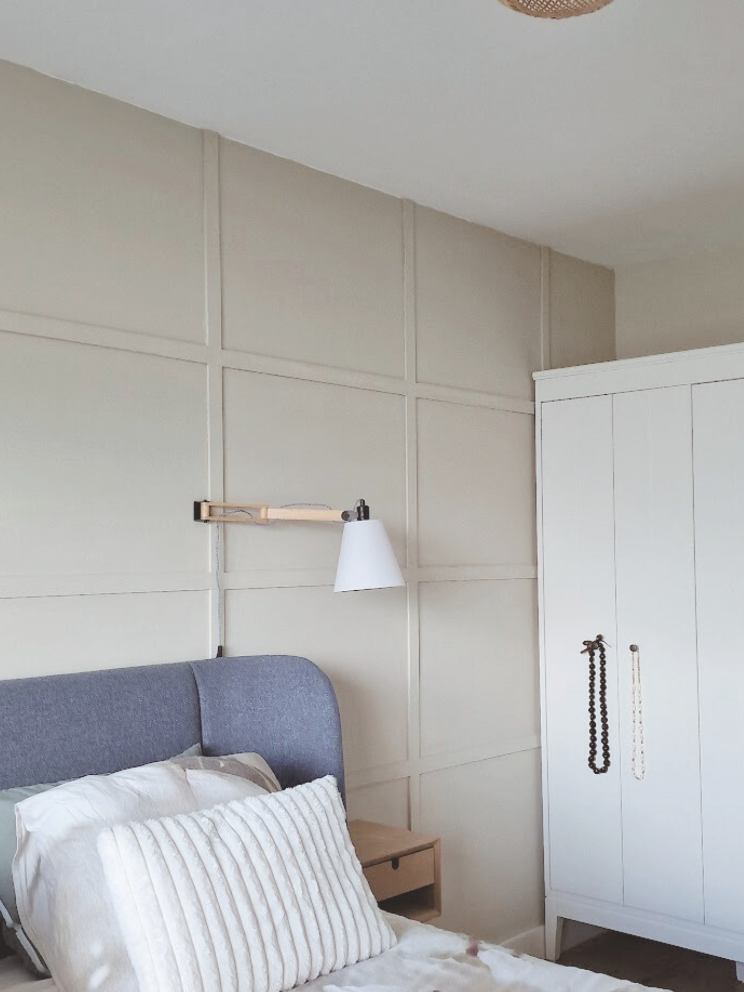 Slaapkamer met wandpaneel als rustige blikvanger. De paneelwand in zachte tinten geeft diepte, structuur en een warm en casa gevoel.