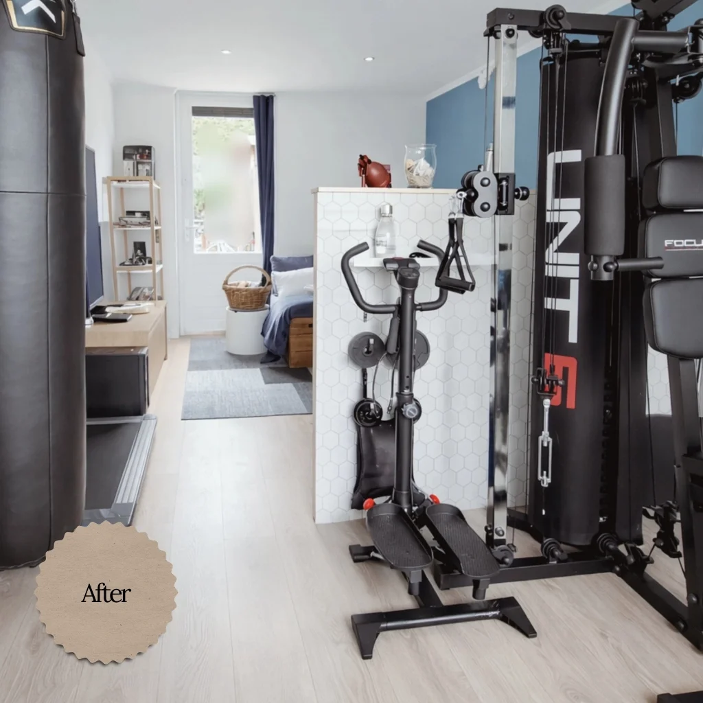 Slim ingerichte garage gym met bokszak, krachtstation en rustige styling – een multifunctionele workoutruimte met En-Casa interieuradvies en styling in Heemskerk.