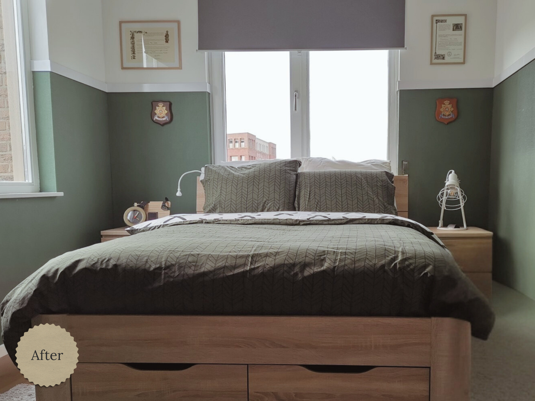 Deze slaapkamer mocht stoer zijn, maar wel licht blijven. Daarom koos En-Casa voor groen in de lambrisering en wit erboven, zodat de ruimte luchtig aanvoelt. Het bed bij het raam zorgt voor rust en symmetrie, met een warme en comfortabele afwerking.