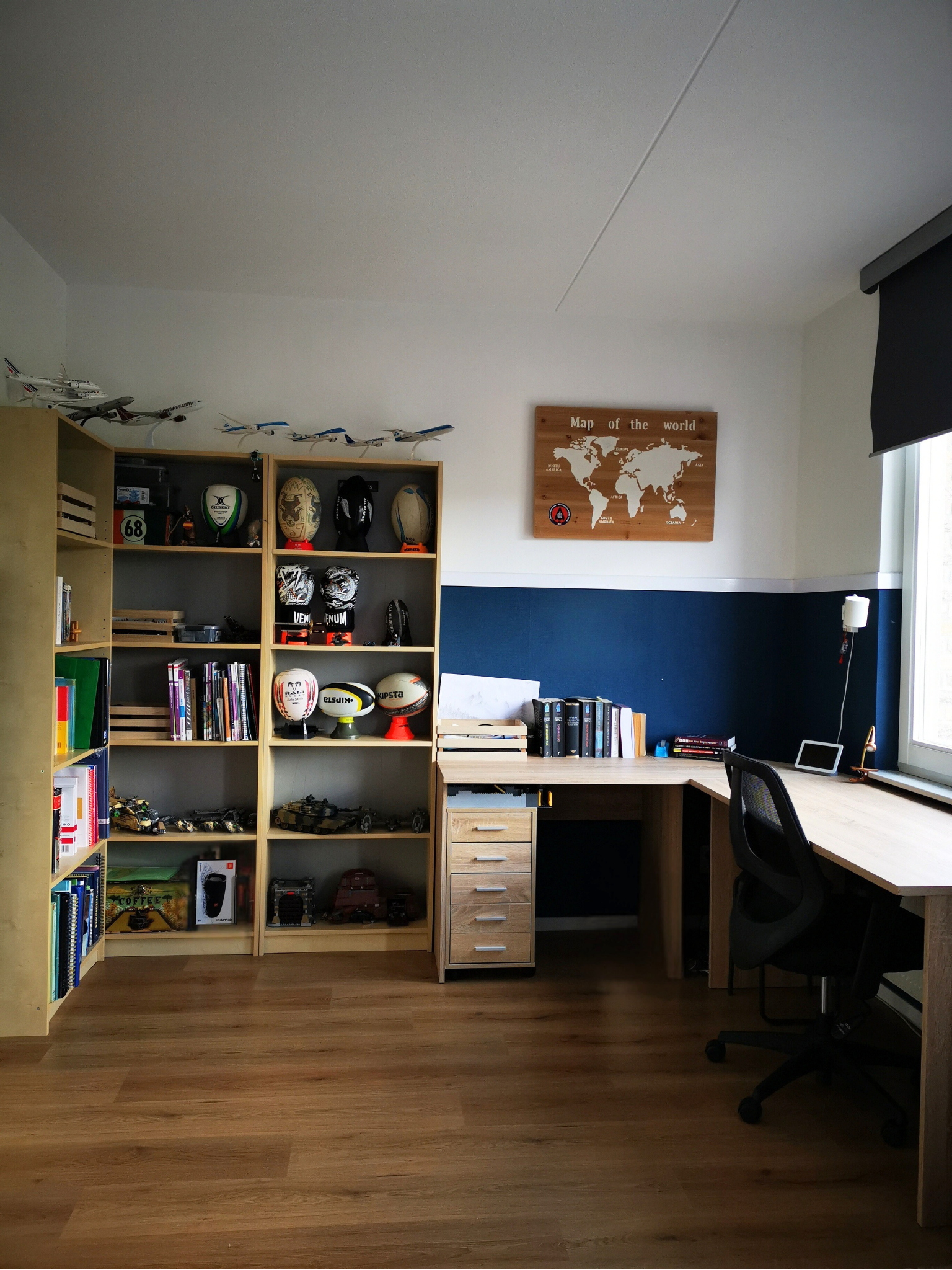 Een fijne, multifunctionele werkplek waar werken en opbergen goed samenkomen. De grote open kast biedt volop ruimte voor boeken, mappen en persoonlijke items, waardoor alles een eigen plek krijgt en de kamer netjes blijft. Het bureau staat bij het ra