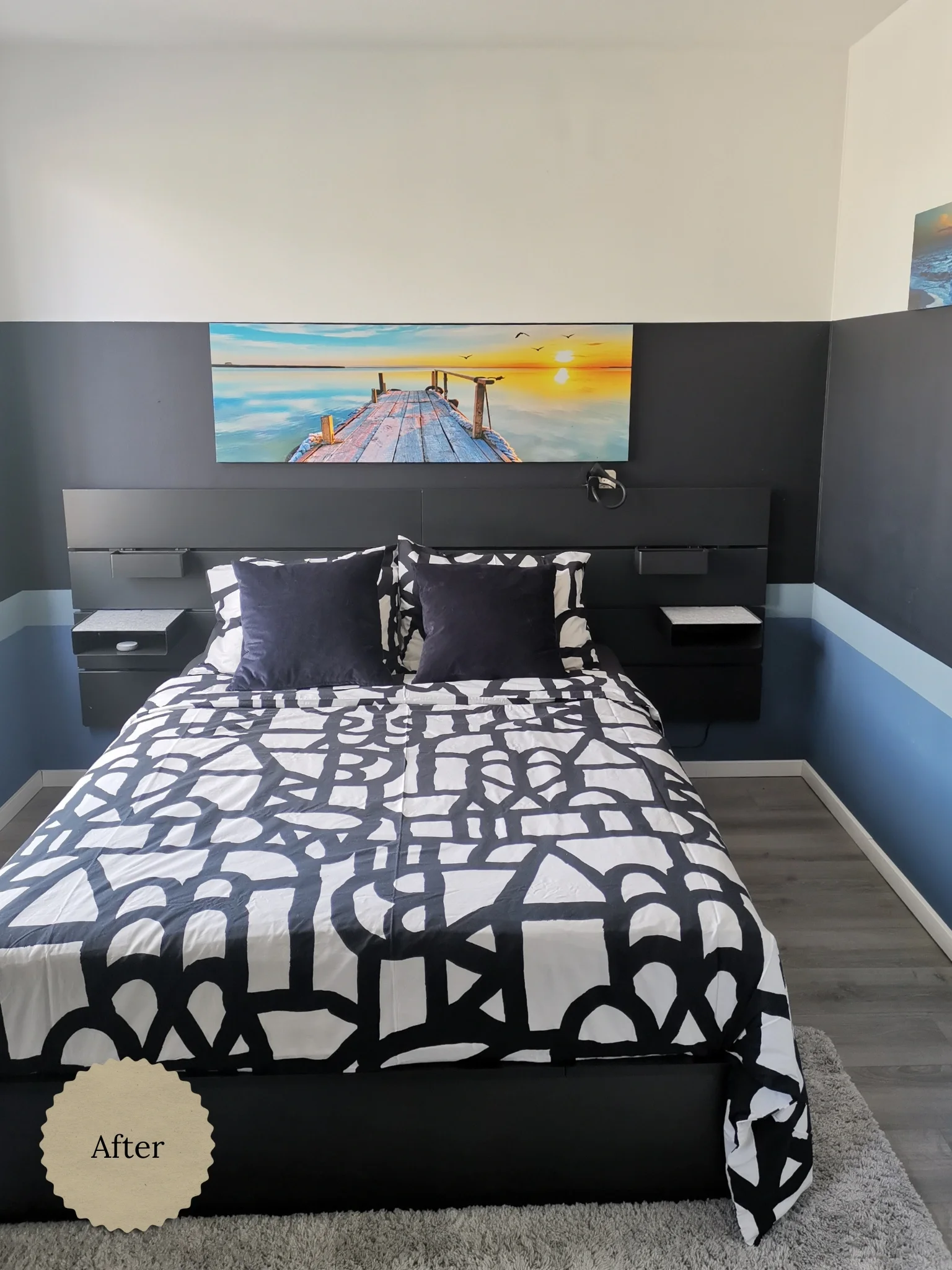 Slaapkamer make-over (na): strak opgemaakt bed met zwart-wit beddengoed, donker accent achter het hoofdbord en rustgevende wanddecoratie voor een moderne, hotel-chique sfeer.