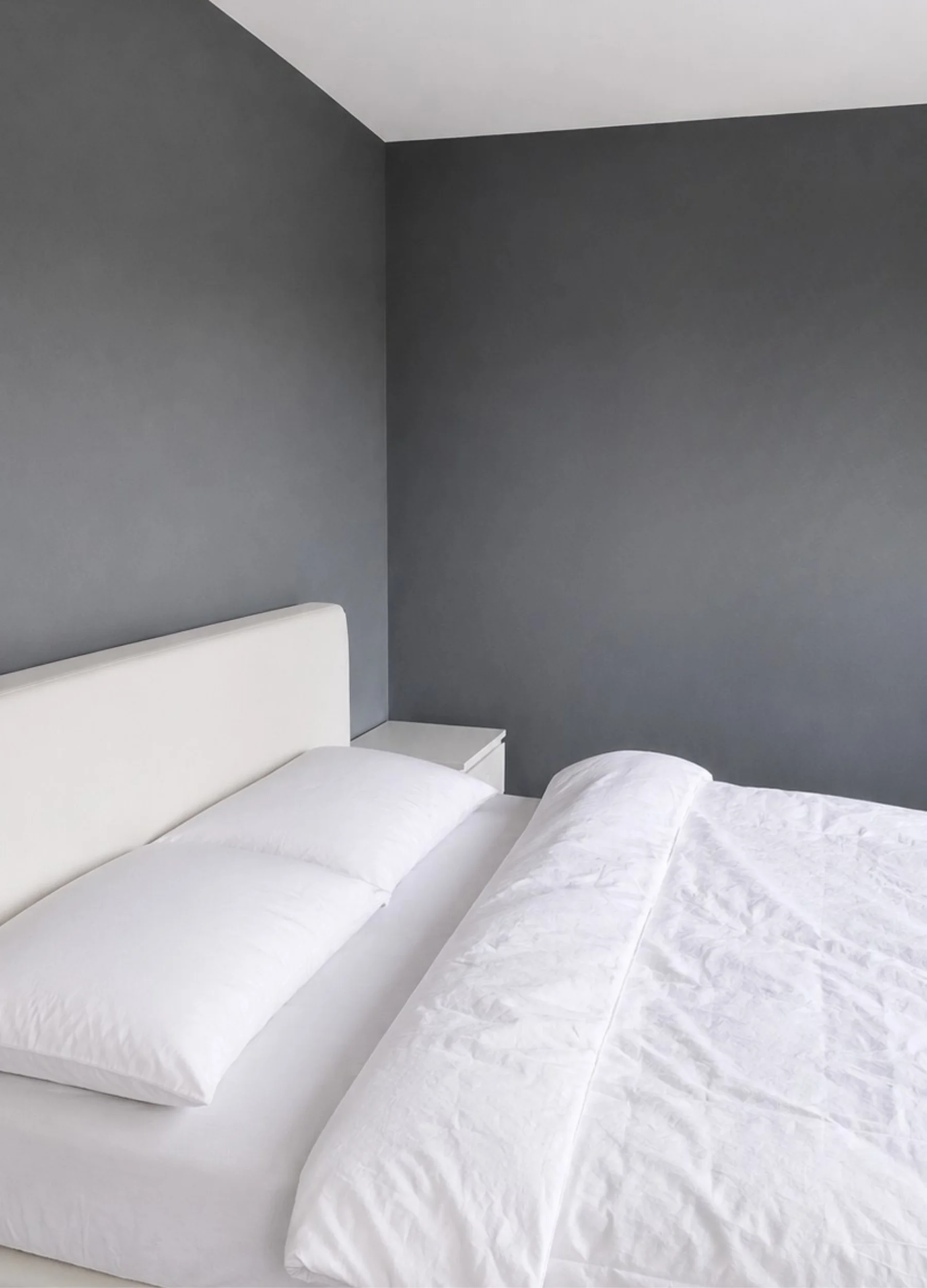 ouders-slaapkamer-grijze-wanden-before-keur-advies-heemskerk-noord-holland.webp