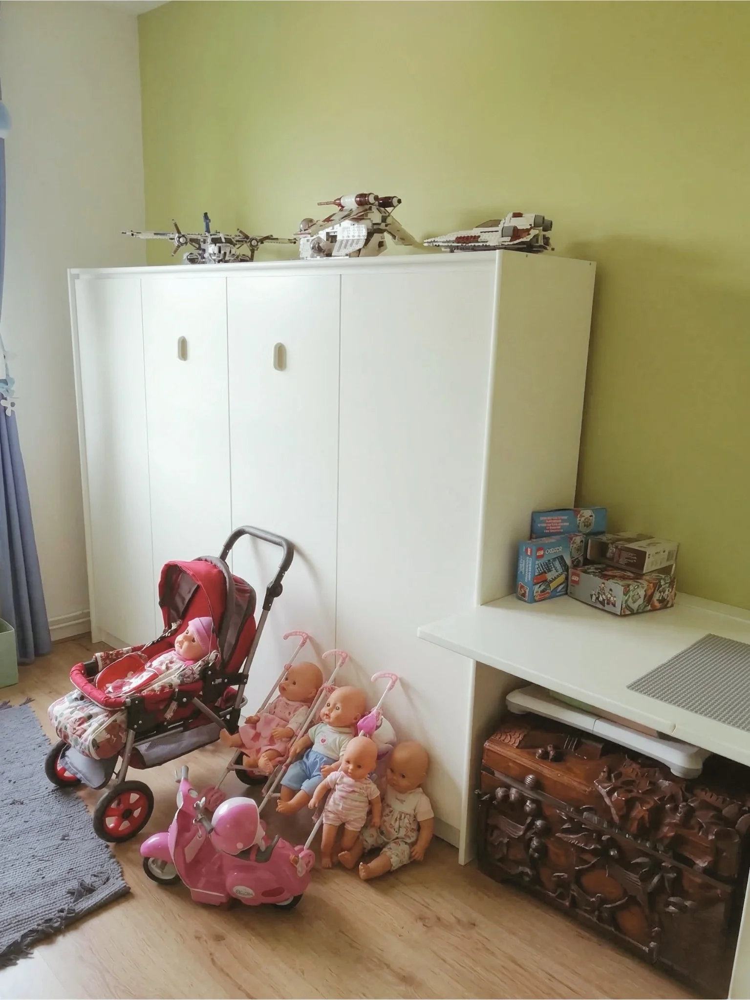 Before: een kamer met een groot bedmeubel en een werkhoek, maar zonder duidelijke zones. Door de losse opstelling en zichtbare spullen voelde het rommelig en nog weinig volwassen. En-Casa vertaalde dit later naar een stoer en rustig totaalbeeld, zond