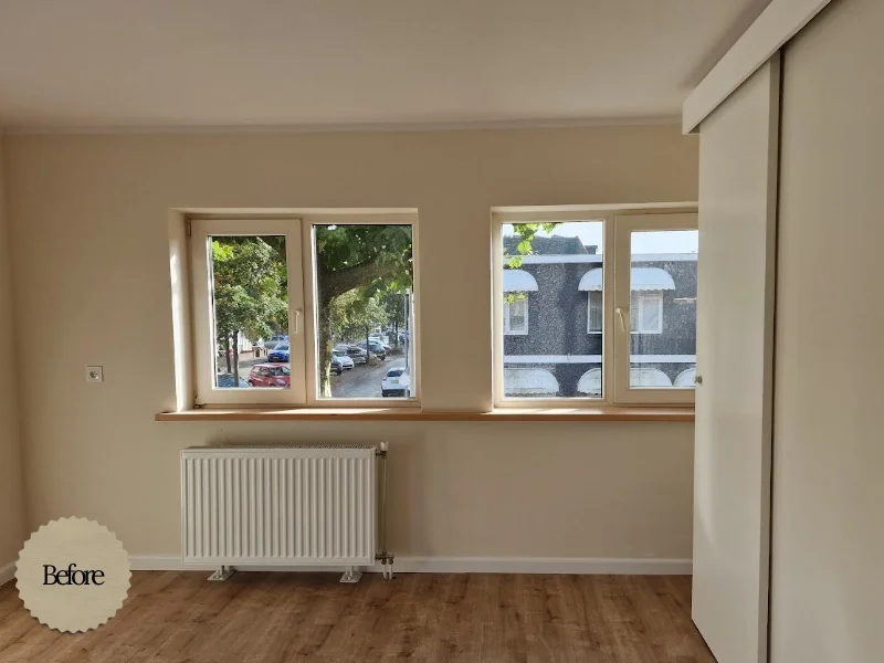 Een lichte “before” kamer met drie ramen, houten vloer en radiator — een neutrale basis met veel daglicht, klaar om straks echt en casa te worden (nu nog even de lege fase 😉).