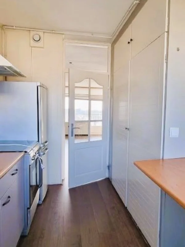 Before: smalle gangkeuken met hoge kastenwand en beperkt werkblad. Startpunt voor een slimmere indeling met meer rust en ruimte.