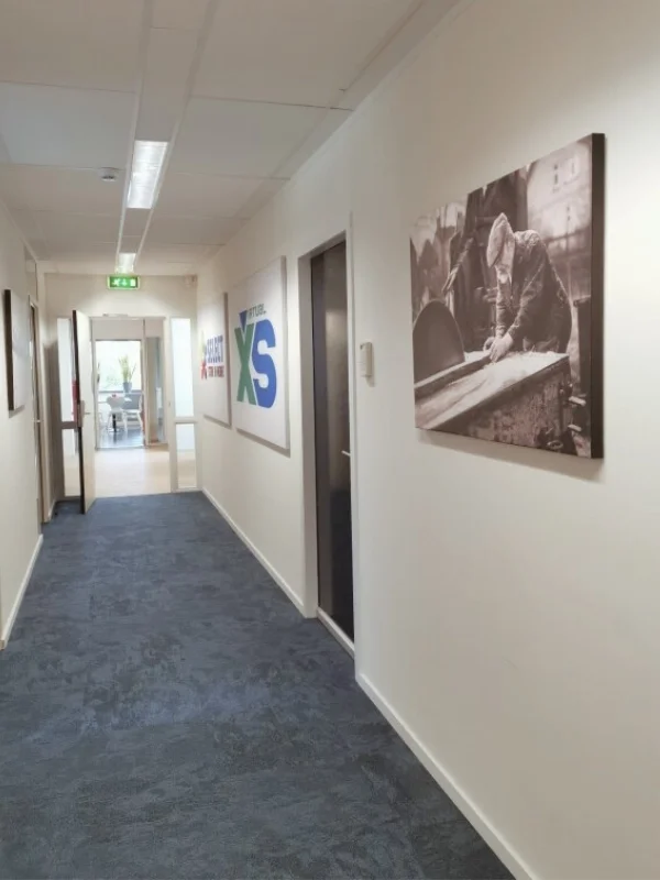 Kantoorverbouwing Select Uitzendbureau (Uitgeest): gang en routing met branding, rustige kleuren en een heldere uitstraling. Ontwerp en styling door En-Casa.