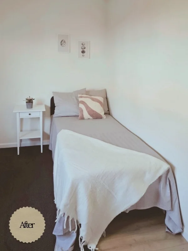 Een rustige, licht gestylde slaapkamer met een eenpersoonsbed in neutrale tinten, zachte plaids en een minimalistisch nachtkastje — een simpele basis die meteen en casa voelt (zonder gedoe).