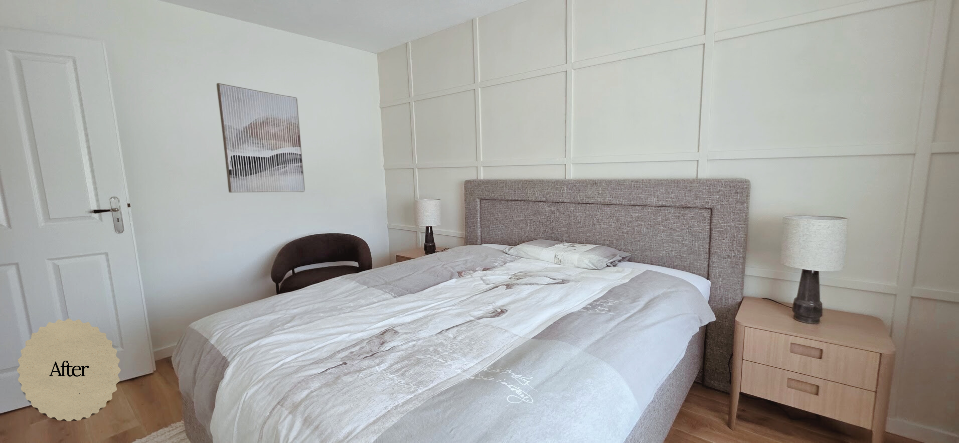 Rustige slaapkamer na restyling met paneelwand, gestoffeerd hoofdbord en lichte nachtkastjes – En-Casa interieuradvies.