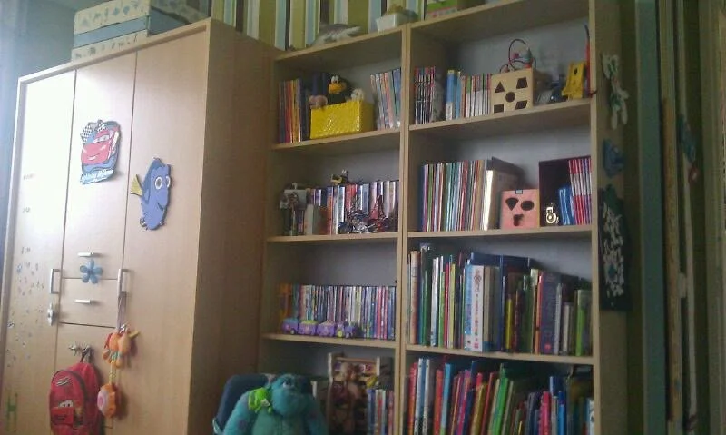 Before: een kamer met veel zichtbare spullen en open opbergruimte. Praktisch, maar visueel onrustig en nog duidelijk een kinderkamer. En-Casa bracht later balans in de indeling, zodat de kamer stoer en overzichtelijk werd.