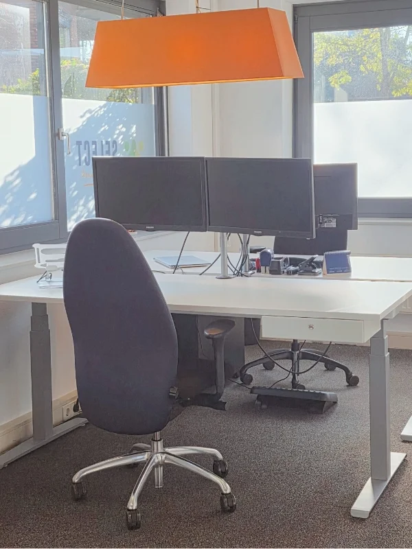 Moderne werkplek binnen de kantoorverbouwing van Select Uitzendbureau B.V. met een elektrisch verstelbaar bureau, dubbele monitoren en veel daglicht voor een comfortabele en ergonomische werkomgeving. Interieuradvies, ontwerp en styling door En-Casa 