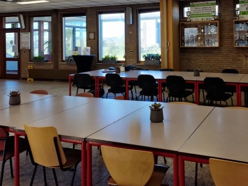 Voor situatie van de kantine bij Heidelberg Materials IJmuiden met modulaire tafels, diverse zitplekken en een open indeling voor lunch- en pauzemomenten. Deze bestaande ruimte vormde het uitgangspunt voor het interieuradvies, ontwerp en de styling v