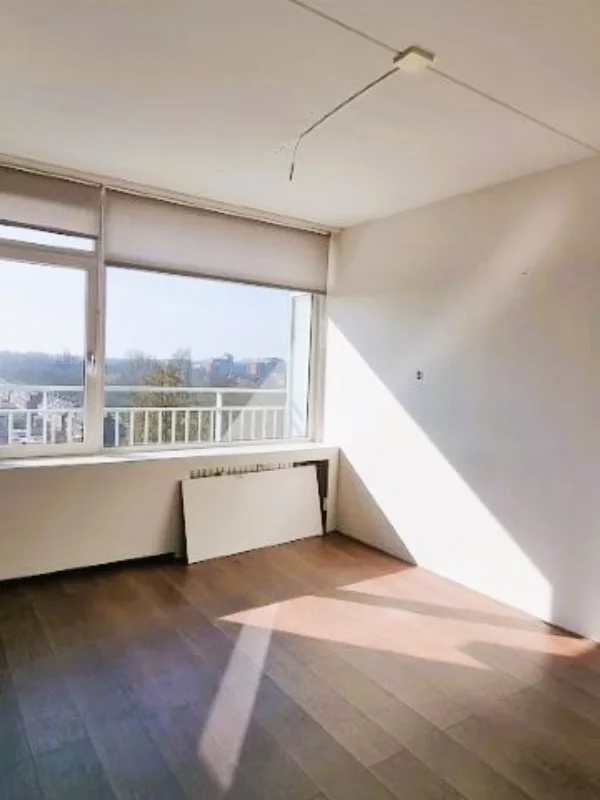 Voor situatie van de eetkamer vóór de verbouwing en nieuwe inrichting.