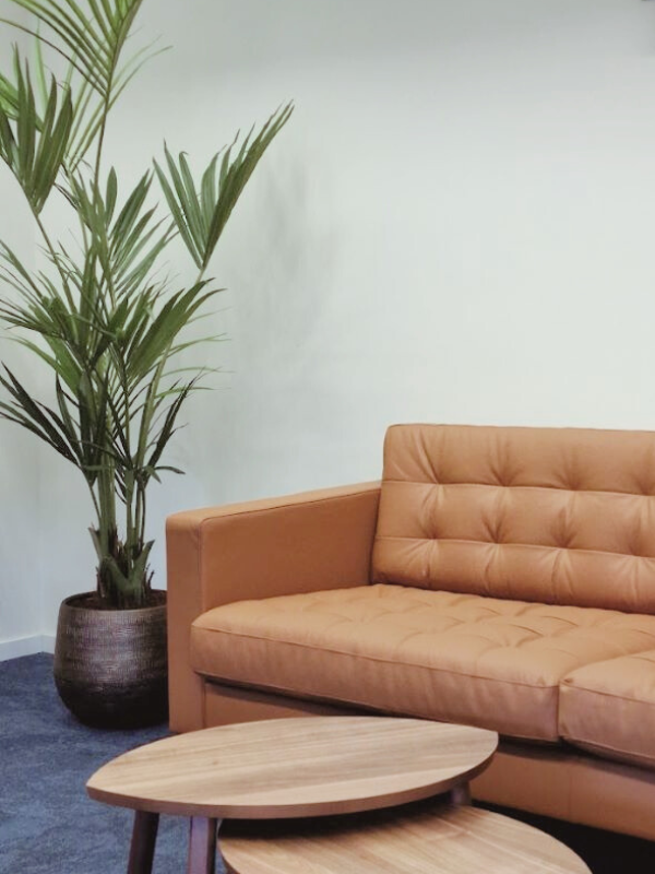 Kantoorverbouwing Select Uitzendbureau (Uitgeest): sfeervolle wachtruimte met zitbank, houtaccenten en groen. Ontwerp en styling door En-Casa.