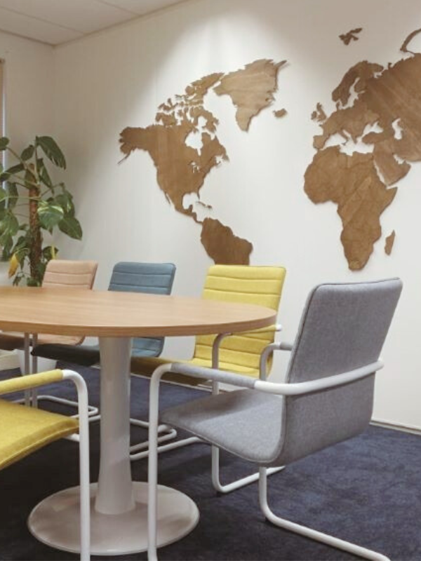 Kantoorverbouwing Select Uitzendbureau (Uitgeest): vergaderruimte met houten wereldkaart, warme materialen en groenaccenten. Ontwerp en styling door En-Casa.