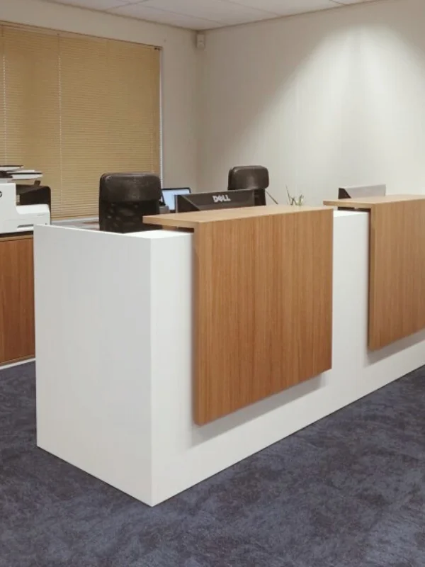 Kantoorverbouwing bij Select Uitzendbureau (Uitgeest): vernieuwde receptie met warme houtaccenten en een lichte basis. Ontwerp en styling door En-Casa.