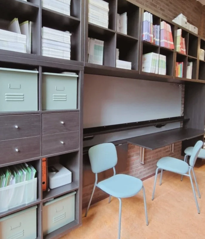Maatwerk wandkast met geïntegreerde werk- en overlegplek in de docentenruimte van het Stanislas College, ontworpen voor efficiënt opbergen, samenwerken en dagelijks gebruik. Interieuradvies, ontwerp en styling door En-Casa Interiors.