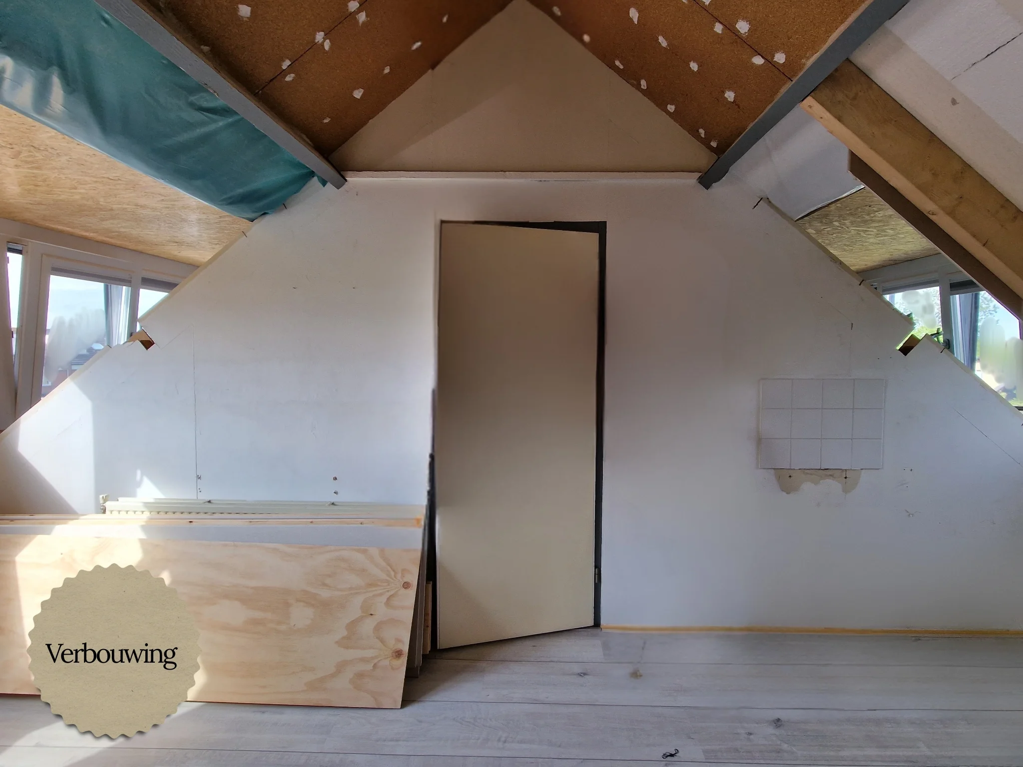 Deze foto toont de zolder tijdens de verbouwing, waarbij de nieuwe indeling en afwerking nog in uitvoering zijn. De schuine kap, dakconstructie en toekomstige ruimtes zijn al zichtbaar, terwijl de afwerking van wanden, plafonds en maatwerkoplossingen