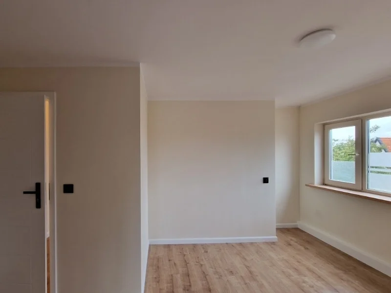 Een lichte “before” ruimte met warme houtlook vloer, rustige zandkleurige wanden en veel daglicht — een frisse, neutrale basis waarmee jij straks van deze kamer echt een en casa plek maakt.
