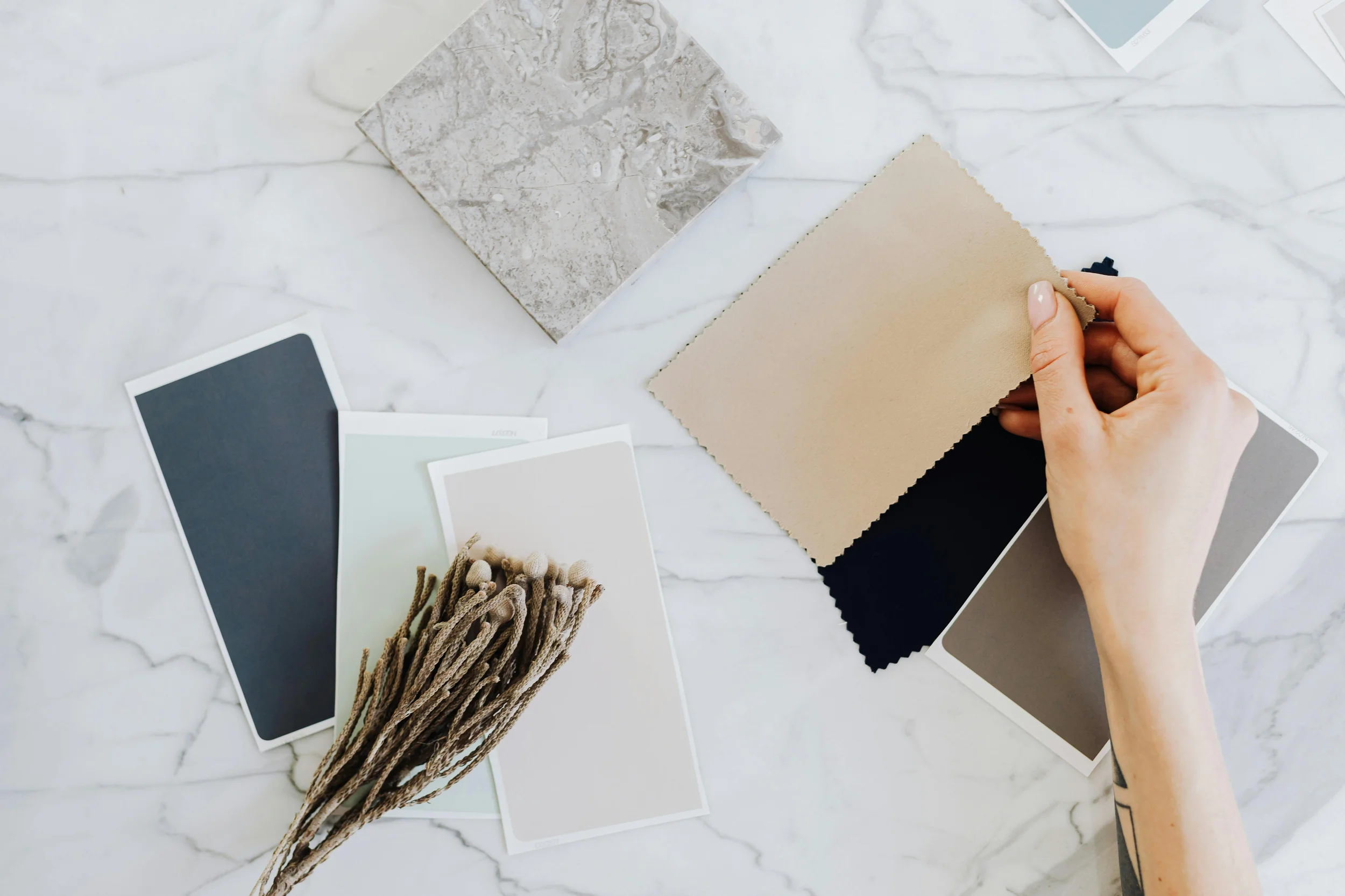 Kleur- en materiaalkeuze met stof- en verfstaal voor interieurontwerp en interieuradvies voor particulieren in Heemskerk, Uitgeest, Alkmaar en Noord-Holland – En-Casa Interiors.